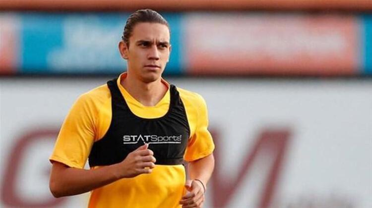 Bu gelişmeler sürerken Galatasarayın başarılı isimlerinden Taylan Antalyalıya Burak Elmas ve yönetiminden müjdeli haber geldi. Geçtiğimiz sezon 2.2 milyon TL, gelecek sezon ise 2.5 milyon TL alacak olan Taylanın maaşına zam yapılacak.