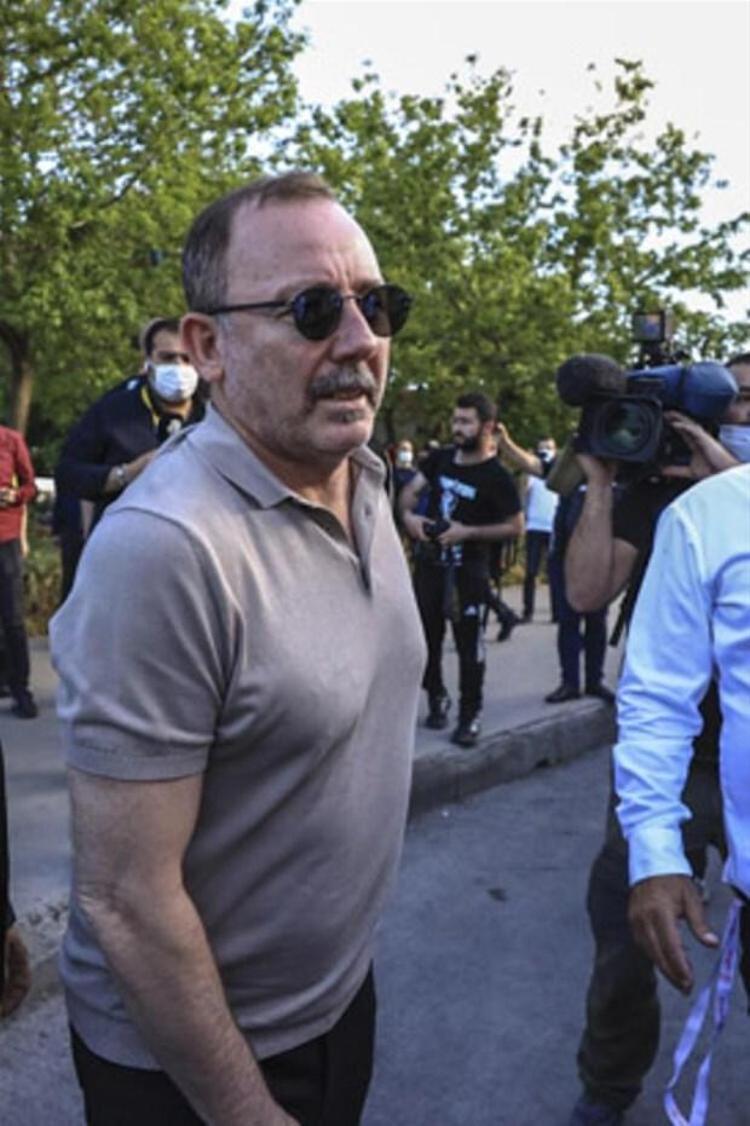 Takımdaki yabancı sayısını azaltmak zorunda olan yönetim, ofansif orta saha ve santrfor transferlerini en kısa sürede bitirerek yeni sezona eli güçlü girmek istiyor. Bu plan doğrultusunda Sergen Yalçın’ın da onay verdiği Alex Teixeira’yı kadrosuna katmayı hedefleyen Kartal, bonservis sorunu olmadığı için Brezilyalı yıldızı listenin üst sıralarında tutuyor.