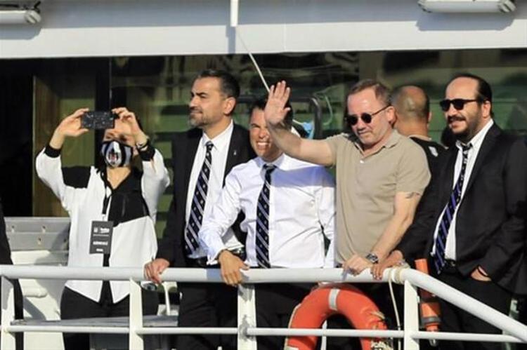 Beşiktaş, resmi Twitter hesabından 10un yeri burası açıklaması yaparak Ahmet Nur Çebi, Emre Kocadağ ve Sergen Yalçının bir arada çekildiği fotoğrafla anlaşmanın yapıldığını duyurdu.