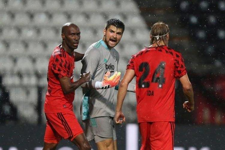 Önce 5, ardından 7 milyon Euroluk teklifi siyah-beyazlılar tarafından reddedilen Nice Sportif Direktörü Julien Fournier, son olarak 7 milyon Euro bonservis ve 3 milyon Euro Şampiyonlar Ligine katılım bonusu içeren 10 milyon Euroluk teklif edip, beklemeye geçti.