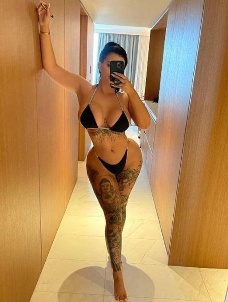 Model, doğumdan kaçınmaya o kadar kararlı ki, kazayla hamile kalmamak için histerektomi (rahmin vücuttan tümden çıkarılması ameliyatı) yapmayı düşünüyor.