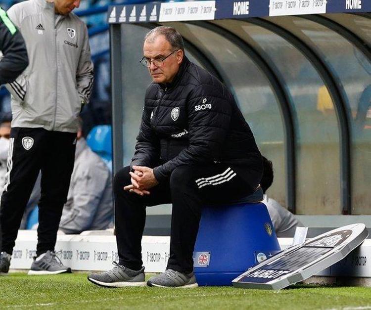 Twitterın Türkiye gündeminde Bielsa ilk sırayı alırken, Marco Silvaya hayır başlığı da uzun süre ilk 3te kendine yer buldu.