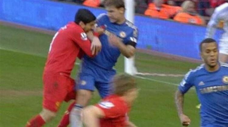 O dönem Liverpool forması giyen Luiz Suarez, Chelsea ile oynanan bir maçta Ivanovicin kolunu ısırırken 10 maç ceza almıştı.