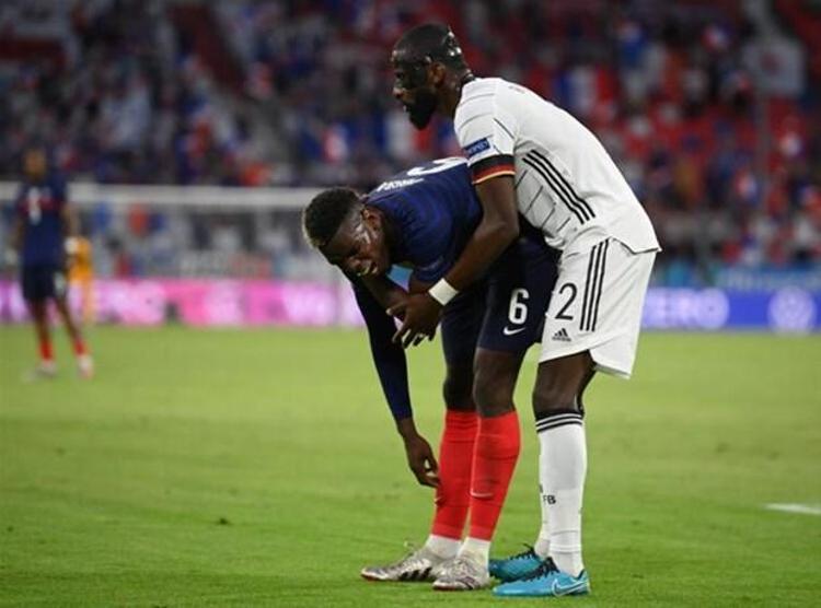 Rüdigerin ısırığı sonrası ne olduğunu anlamak için Rüdigere dönen Pogba, Alman oyuncuya tepki gösterdi.