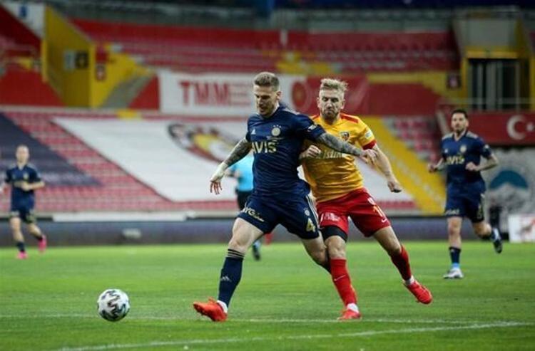 Bursaspor alt yapısında yetişen Serdar Aziz, Galatasarayda da forma giydi. Serdar Aziz 17 kez A Milli Takım formasını giydi ve milli formayla 2 gol sevinci yaşadı.