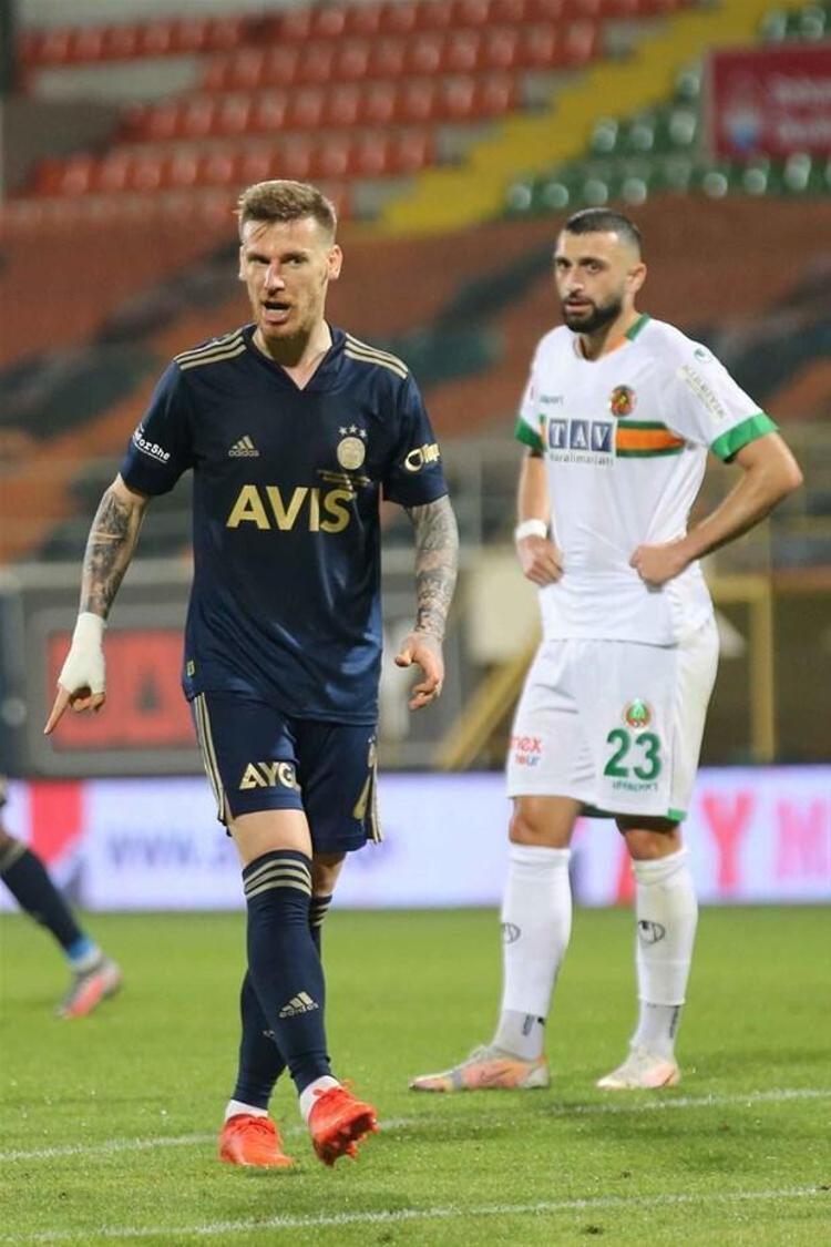 Fenerbahçede yapılması planlanan 2 stoper takviyesinin ardından Serdar Azizin 3. alternatif konumuna düşmesi bekleniyor. Attila Szalai ve 2 yeni stoper transferi sonrası Serdar Azizin de Fenerbahçeden ayrılığa sıcak bakacağı iddia ediliyor.