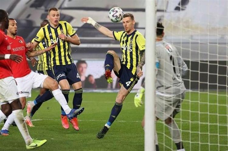 2.5 senedir Fenerbahçe forması giyen Serdar’ın da yeni bir maceraya sıcak baktığı ancak son kararını vermek için Sarı-Lacivertliler’in yeni teknik adamının belli olmasını beklediği belirtildi.