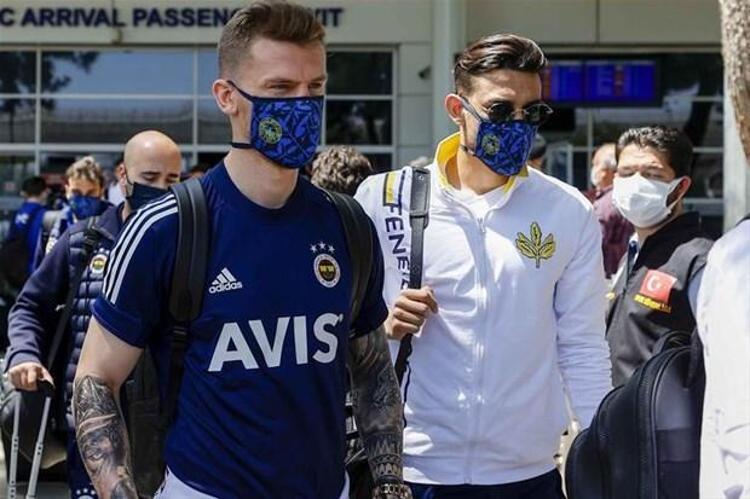 26 yıl sonra Süper Lig ’e dönen Adana Demirspor’da teknik direktör Samet Aybaba, Serdar Aziz’i takımda görmek istiyor. Mavi Şimşekler’in başarılı savunmacıya ilk teklifi yaptığı kaydedildi.