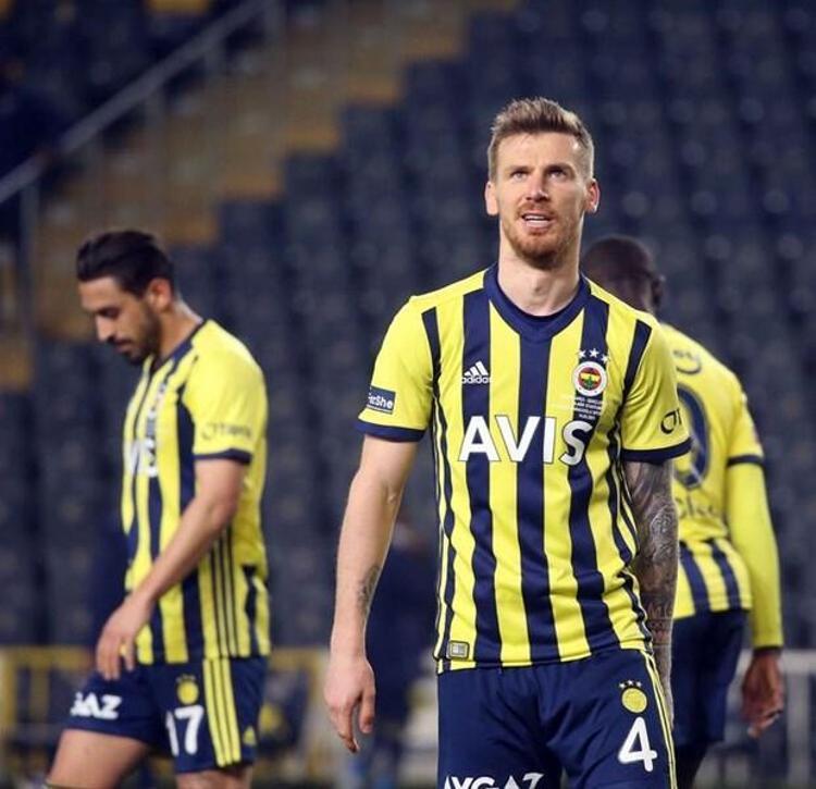 Özellikle Rusyadan teklifler alan Serdar Azizin sürpriz bir karar alma aşamasında olduğu iddia edildi. Fenerbahçeden ayrılma ihtimali artan Serdar Azize sürpriz bir takım talip oldu.