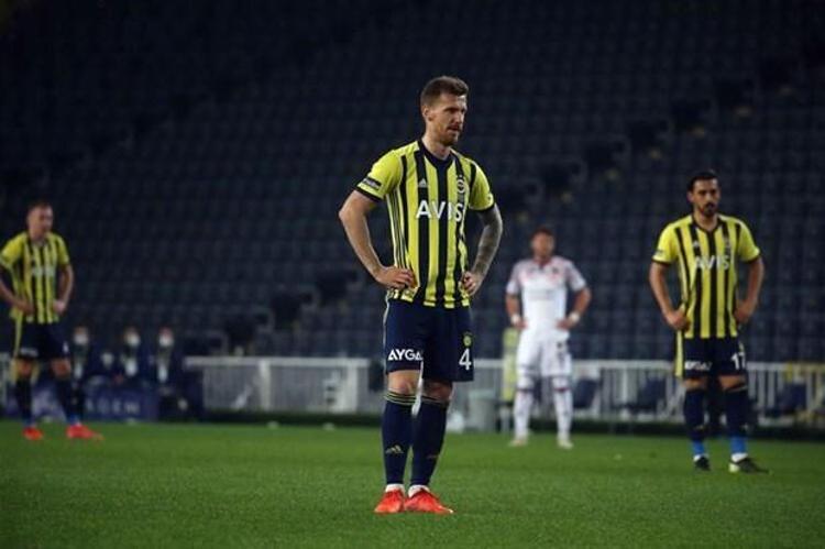 Fenerbahçede Serdar Aziz ile yollar ayrılıyor. Fenerbahçenin 2018-2019 sezonunun devre arasında ezeli rakibi Galatasaraydan ayrılarak kadrosuna kattığı Serdar Aziz 2.5 yıl aranın ardından Fenerbahçeye de veda etme aşamasında.