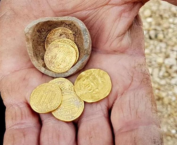 İsrail medyası, arkeologların Yavnedeki alanda fırında imal edilmiş kavanoz, çanak ve kaseler de bulduğunu, altınların da bir kumbarada saklandığını bildirmişti.