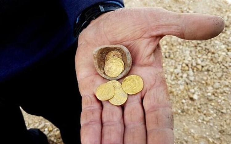 Yavnedeki antik alanda kazı yapan arkeologlar, 1200 yıllık nadir altın sikkeleri bir küçük kumbaranın içinde bulduklarını açıklamıştı.