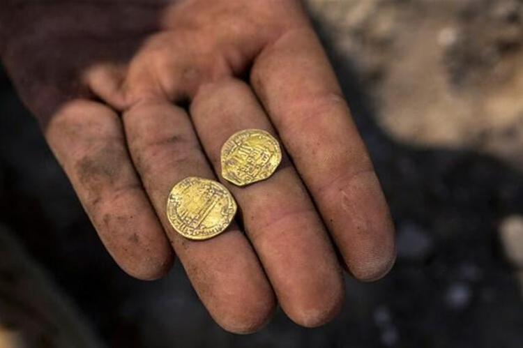 Tesadüfen ortaya çıkarılan altınlar, İsrailde bulunan en büyük hazineler arasında. 2015 yılında amatör dalgıçlar liman kenti Kayserya açıklarında yaklaşık 2 bin altın bulmuştu.