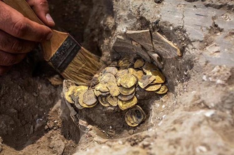 Havayla temas ettiklerinde oksitlenmeyen saf altından bu paraları bir gün önce gömülmüşçesine iyi durumda bulduk. Bu bölgede yaşayanlar ile uzak bölgeler arasındaki uluslararası ticarete işaret ediyor olabilir.