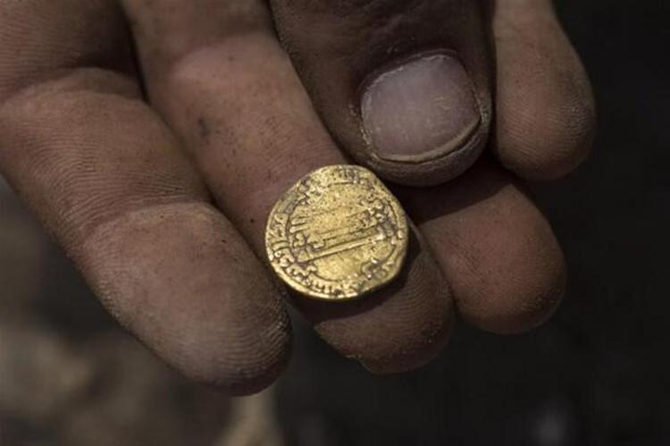 Kazıyı yöneten İsrail Tarihi Eserler Dairesinden Liat Nadav-Ziv ve Elie Haddad yazılı açıklamalarında Bu hazineyi 1100 yıl önce oraya gömen kişinin onu geri çıkarmayı amaçlıyor olması gerekiyor. Hatta yerinden kıpırdamaması için çömleği çivilemiş demiş ve eklemişti: