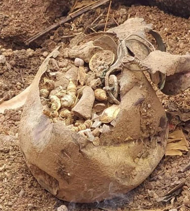 Yetkililer çömleğin içinden 51 altın boncuk, 22 altın küpe, 11 altın kolye; 26 gümüş çubuk, 5 gümüş zincir çıktığını açıkladı. 6,5 gram ağırlığında bir yakut bulunduğu da kaydedildi.