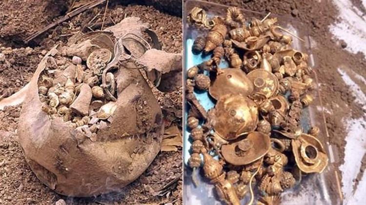 Öte yandan Hindistanın Telanga eyaletindeki bir köyde ev inşaatı için kazı yapan işçiler, 8 Nisan tarihinde arazide içi altın ve gümüş dolu bir çömlek keşfetti. Çömleğin içinde bir yakut bile vardı.