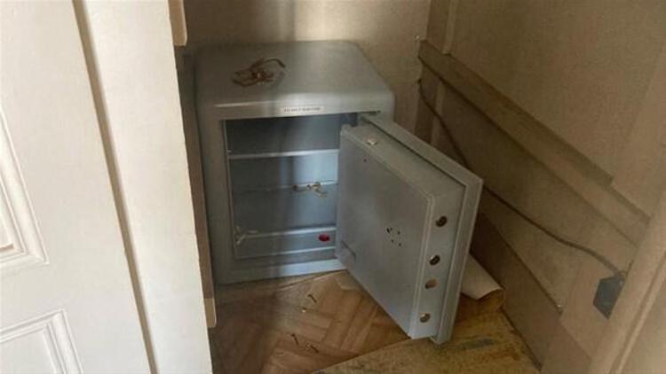 Kavanozlarda yalnızca külçe altınlar değil, aynı zamanda binden fazla altın sikke bulundu. Ancak keşif bunlarla sınırlı kalmadı. Zira Petit, bu hafta yapılan belediye meclisi toplantısında, evdeki bir dolabın arkasında bulunan kasanın kırıldığını ve içinden yüzlerce altın sikke çıktığını duyurdu.