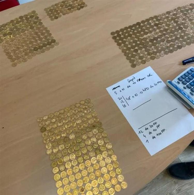 Fransanın Jura iline bağlı Morez Belediyesi yetkilileri, yenilemek için satın aldıkları eski bir evde hazine keşfetti. Görevliler, üç reçel kavanozuyla bir kasanın içinde 5 külçe altın ve yüzlerce altın sikke buldu.