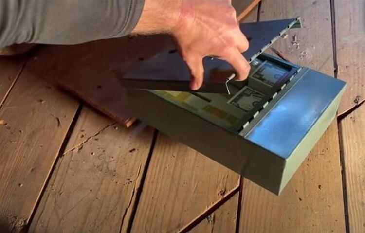 Tavan arasını aradı ve diğerlerinin gözden kaçırdığı bir şey dikkatini çekti: Döşeme tahtalarından gelen birkaç tuhaf metal vızıltısı.