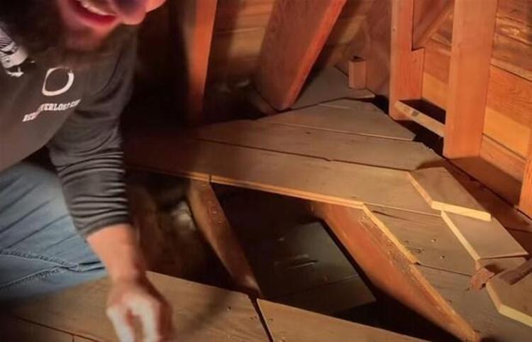 Ev, onlarca yıl orada yaşayan bir çifte aitti. Çift, ölmeden önce evi bir akrabalarına bıraktı. Akrabanın kızı evi satmayı planlıyordu, ancak evin bir yerlerinde saklanan yüklü miktarda bir parayla ilgili eski bir hikayeyi araştırmadan satmak istemedi.