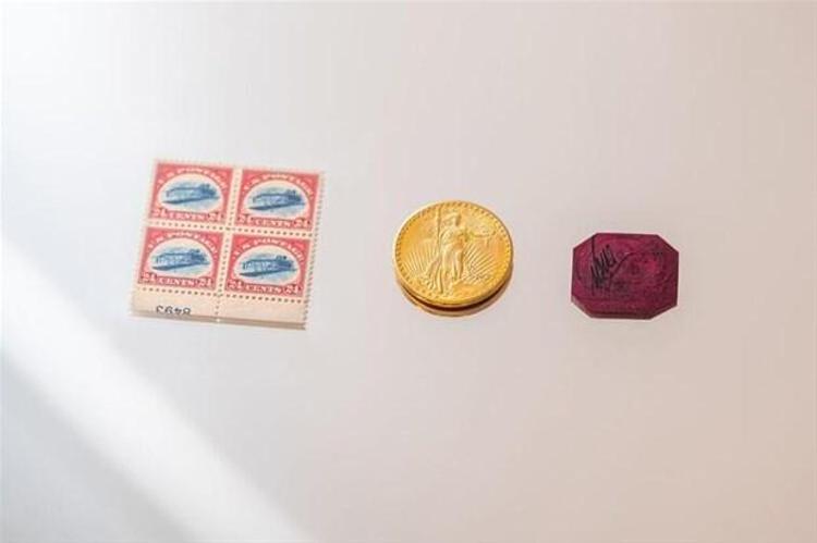 Öte yandan açık artırmada, Britanya Guyanasına ait bir pul ve eşi benzeri olmayan bir hataya sahip 4 ABD posta pulu da satıldı. Sothebys müzayede evi, Britanya Guyanası kurulduğunda posta servisinin kullanacağı bütün pulların Britanyadan getirildiğini ancak 1855de yaşanan eksiklik sebebiyle yerel bir matbaada pul basıldığını bildirdi.