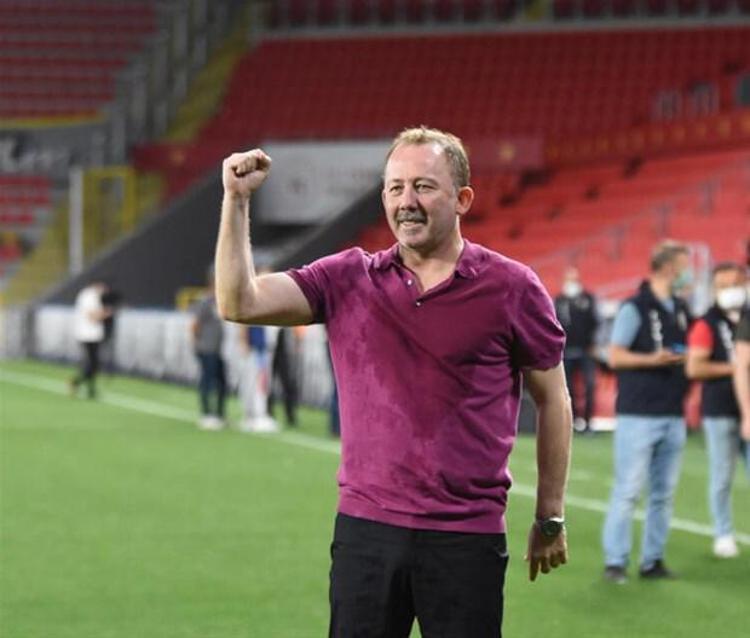 Kartal’da yönetim ile Teknik Direktör Sergen Yalçın bir yıllık yeni sözleşme için el sıkıştı. Beşiktaş’a çifte kupa kazandıran Yalçın’ın iddiaların aksine 1 senelik kontrat istediği ve yönetimin de bu talebe olumlu yanıt verdiği aktarıldı.
