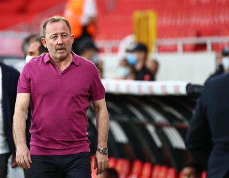 Beşiktaşa farklı bir hava katmayı başaran Sergen Yalçın, takımın başında geçirdiği ilk tam sezonu ise 2 kupayla tamamladı. Süper Lig şampiyonluğu ve Türkiye Kupası şampiyonluğunu elde eden Beşiktaş, gelecek sezon Şampiyonlar Ligine direkt olarak gruplardan başlayacak.