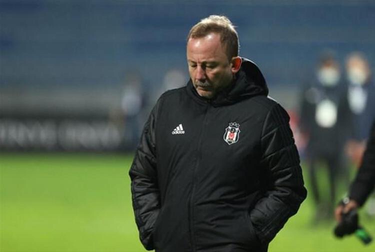 Geçtiğimiz sezonun ortasında Abdullah Avcının gönderilmesinin ardından Beşiktaşın başına geçen Sergen Yalçın, 2019-2020 sezonunda siyah-beyazlılarla sezonu 3. sırada bitirmişti.