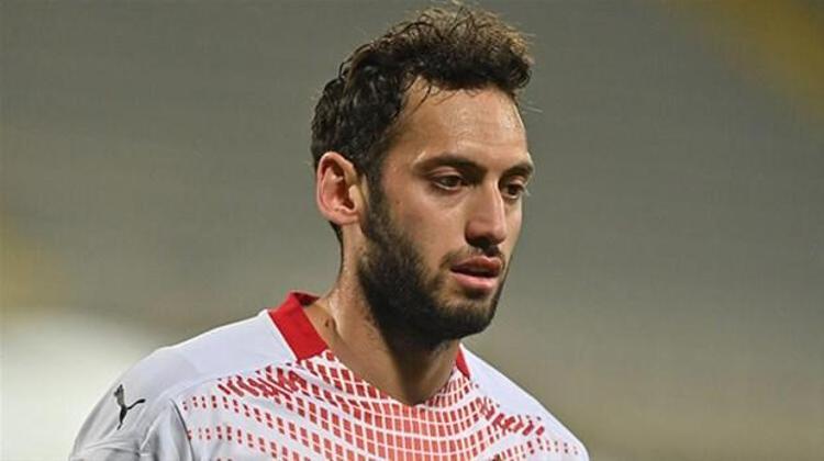 Hakan Çalhanoğlunun Galatasaray açıklaması büyük heyecan yarattı. Başkanlık seçiminin ardından Galatasarayın yeni başkanının Hakan Çalhanoğlu için resmi adımları atması bekleniyor. Fatih Terim de Hakan Çalhanoğlunu kadrosunda görmek istiyor.