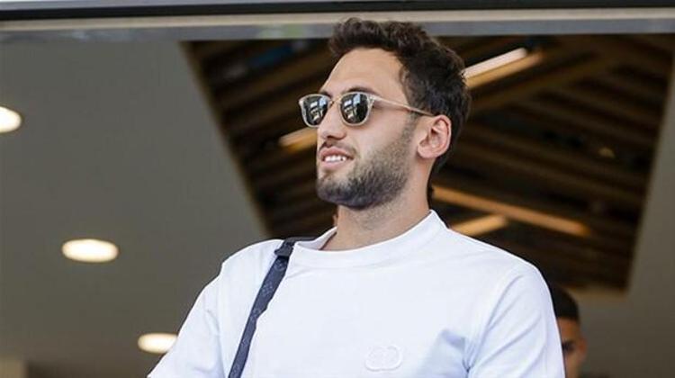 TV 100deki VAR odası programında mesajı iletilen Çalhanoğlunun Ben her şeye açığım, olmaz diye bir şey yok. İyi bir teklif alırsam neden olmasın dediği kaydedildi.