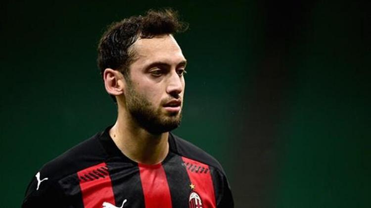 Hakan Çalhanoğlu da daha önce yaptığı açıklamada Bir gün Galatasarayda oynamak istiyorum ifadesini kullanmıştı. Metin Öztürkün bu açıklamasının ardından gözler Hakan Çalhanoğluna çevrilmişti ve yıldız futbolcudan Galatasaray için son dakika açıklaması geldi.