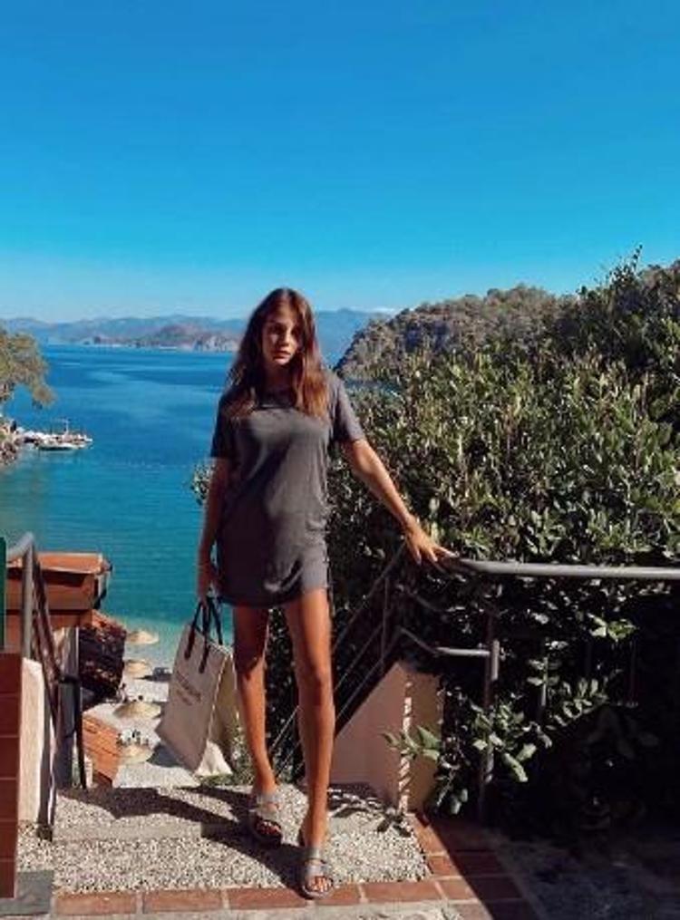 5 aylık hamile Aslışah Alkoçlar eşi Kaan Demirağa poz verdi