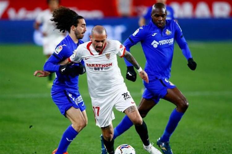 Sevilla ile 1 yıl daha sözleşmesi olmasına karşın bonservisini eline alan Aleix Vidal, sağ bek dışında orta sahanın sağında da görev yapabiliyor.