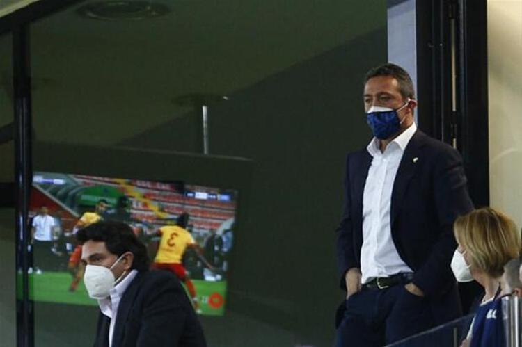 Yeni sezona daha güçlü bir kadro ile girmenin hesaplarını yapan Fenerbahçe savunmanın sağı için ilk resmi girişimini yaptı. Başkan Ali Koçun hafta içinde yaptığı medya toplantısında fırsat transferi için işaret ettiği mevkilerden birisi olan sağ bek için rota İspanyaya çevrildi.
