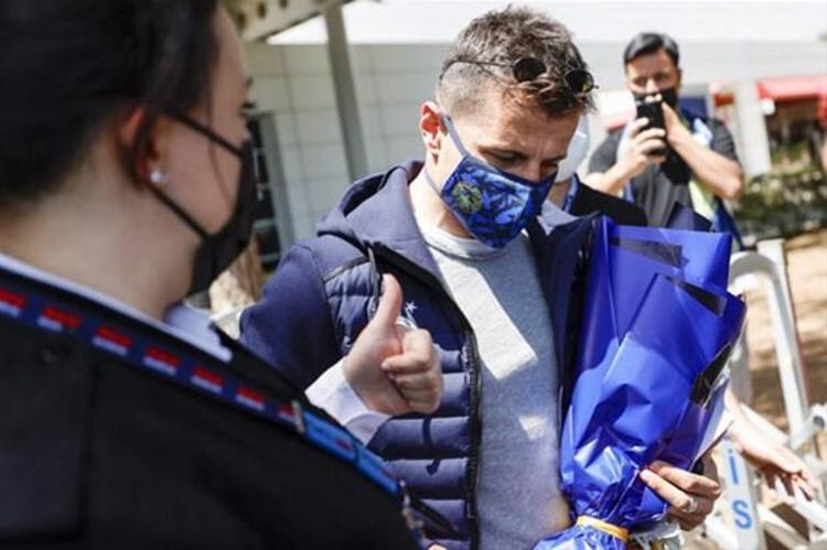 Geçtiğimiz sezon Fenerbahçe’de sportif direktör ve futbol A takım direktörü olarak görev yapan Emre Belözoğlu ile sarı-lacivertli kulübün yolları resmi olarak ayrıldı. Kulüpten yapılan açıklamanın ardından Belözoğlu da bir mesaj yayımlayarak Fenerbahçe’ye veda etti.