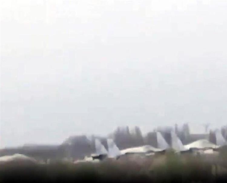 Kırıma konuşlandırılan onlarca Rus Su-27 ve Su-35 jetinin görüntüleri, hafta içinde yayınlanmıştı. Video kaydı, Rusya lideri Vladimir Putinin yaklaşık 40 savaş uçağını Kırım Yarımadasından çekmediğini gösteriyor.