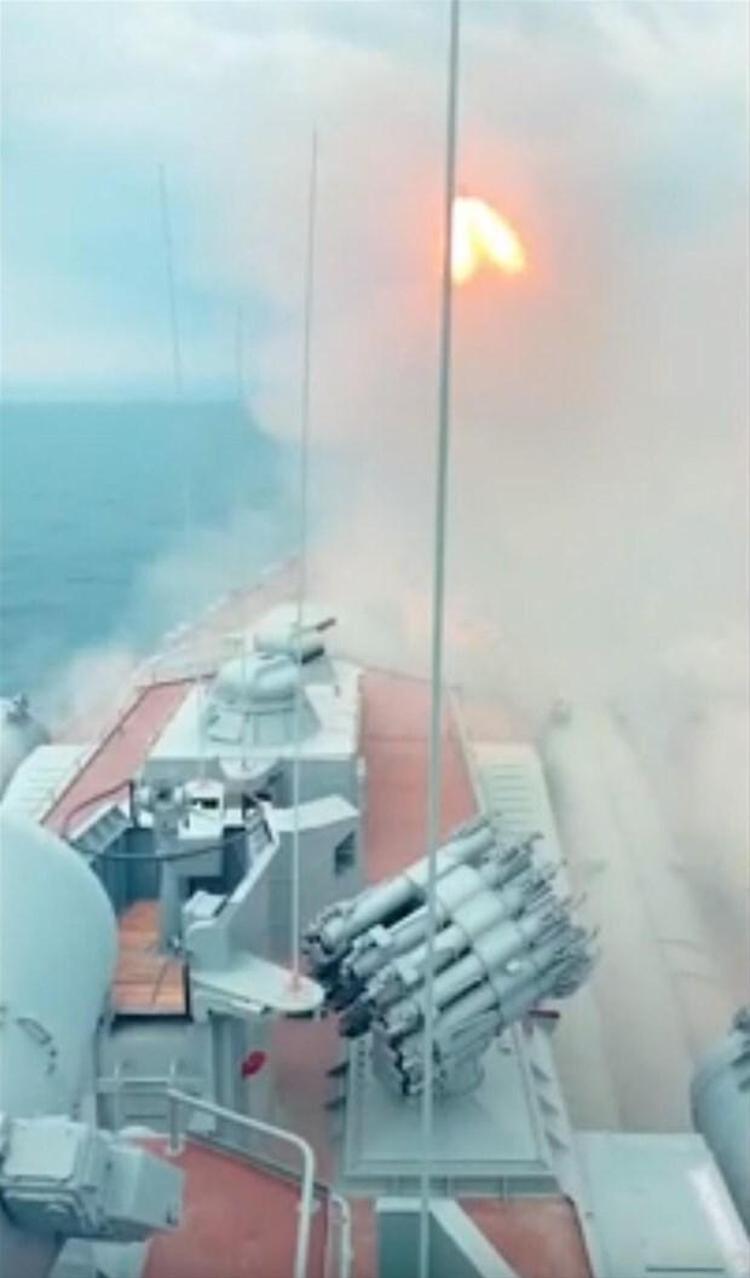 Sivastopol limanından Karadenize açılan Moskva gemisinden özel görüntüleri ekrana getiren ordu televizyonu Zvezda, güvenlik için hem deniz hem de hava sahasının kapatıldığını yazdı.