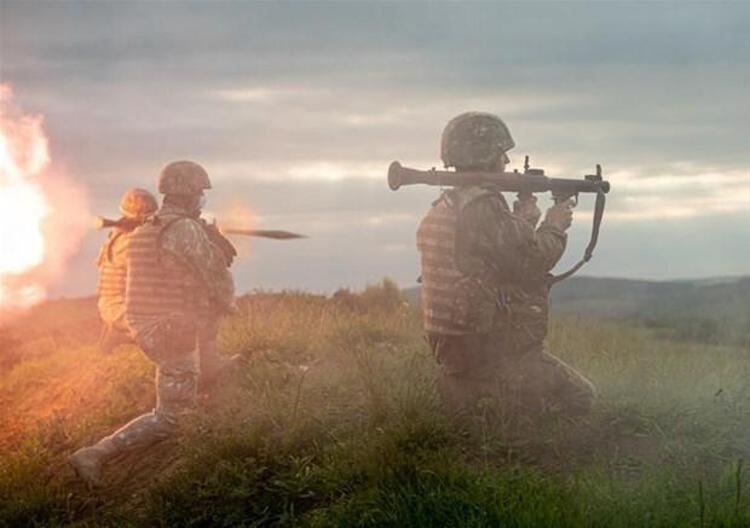 Steadfast Defender 2021 NATO’nun bu yılki en büyük tatbikatı. Uzun zaman önce planlandı. Bu tatbikat, doğrudan hiçbir ülkeye karşılık değil, savunma amacıyla yapılıyor. NATO olarak müttefikler ve topraklarını her türlü tehdide karşı korumaya hazırız.