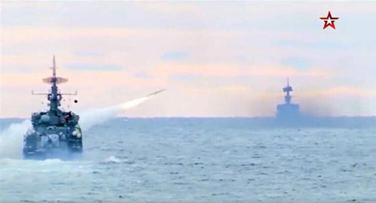 Bir aydır Rusyayı diken üstünde tutan NATO tatbikatı Defender Europe 2021in Romanyadaki en büyük bölümüne Türkiye komuta ediyor, Moskovanın karşı hamlesi dünyayı şaşkınlığa uğrattı. ABDnin başını çektiği 26 NATO ülkesinin 16 ülkede sergilediği savaş oyununda ilk tehlikeli yakınlaşma Mayıs ayı başında gerçekleşti, bir ABD insansız hava aracı Rus ordusuna ait savaş gemisine yaklaştı.