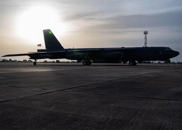 Ortadoğu semalarında ise ABDden havalanan B-52ler daha fazla görünür hale geldi, hatta ünlü bombardıman uçağı Ege Denizinin üstünde bile iki kez uçtu.