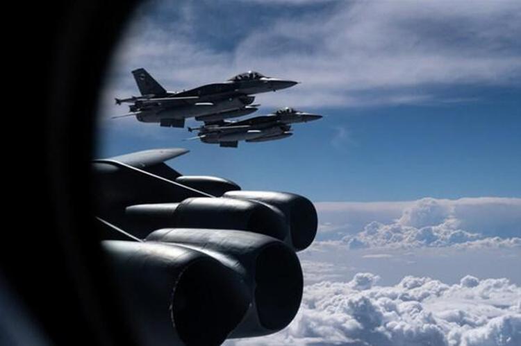 B-52 jetleri Türk hava sahasından geçerken yanında Türkiyeye ait iki F-16 savaş uçağı vardı, çarpıcı fotoğraflar ABD ordusunun resmi internet sitesinden yayınlandı.
