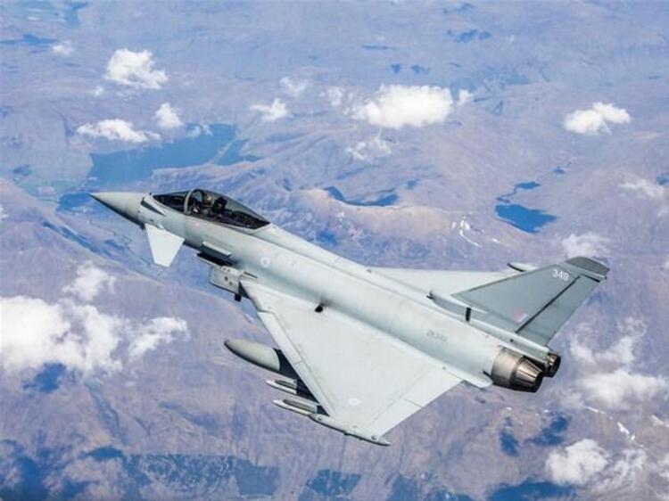 Bombardıman jetine İngiliz Typhoon savaş uçakları eşlik ederken, 22 NATO üyesinin yer aldığı operasyon aynı anda Doğu Avrupa, Karadeniz ve Baltık Denizi üstüne yayıldı.