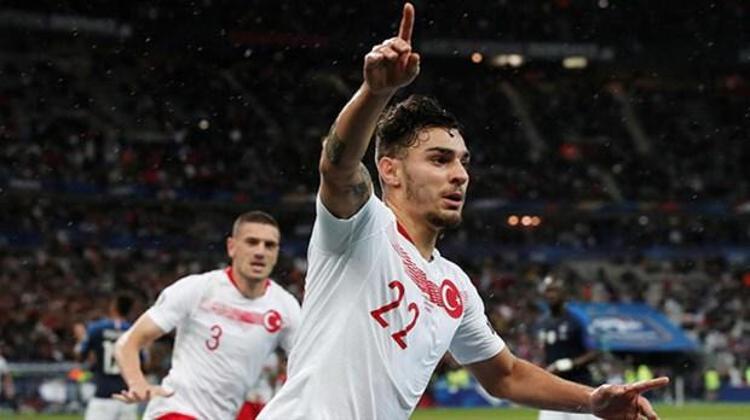 Ancak İtalyan ekibi üçlü savunma oynamasına rağmen Kaan süre almakta çok zorlandı. İtalyan basınına göre 26 yaşındaki futbolcu gözden çıkarılmış durumda. Galatasaray cephesi bu fırsattan yararlanıp milli savunmacıyı satın alma opsiyonuyla beraber kiralamaya çalışacak.