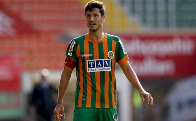 1 ay önce Alanyaspor Başkanına Galatasarayla anlaştım diyen Salih Uçanın da sarı kırmızılı formayı giyeceği bildirilirken, tecrübeli futbolcunun 1,3 milyon euroya evet dediği kaydedildi.