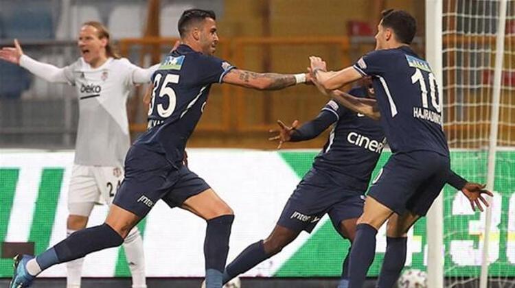 Galatasarayın Alpaslanın ardından bir diğer transferi ise Aytaç Kara oldu. Kasımpaşa ile sözleşmesi sona eren Aytaç ile daha önceden prensip anlaşması sağlayan Galatasarayın 28 yaşındaki futbolcuyla Haziran ayında sözleşme imzalayacağı öğrenildi.