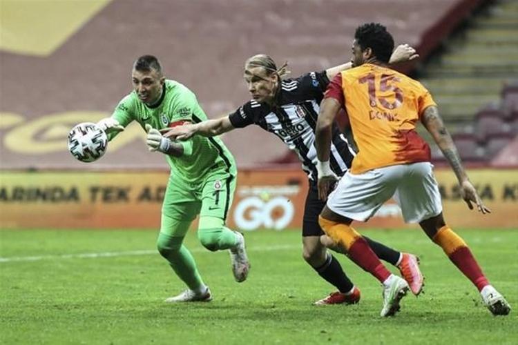 Geçtiğimiz Cumartesi Fener maçı kazansa bu hafta Kayseri ile şampiyonluk maçına çıkacaktı. Ve büyük ihtimalle de alırdı ama şimdi şansı yok. Ya Beşiktaş olacak ya G.Saray. Şimdi gelelim sadede... Beşiktaşın rakibi Göztepe, G.Sarayınki Malatya...