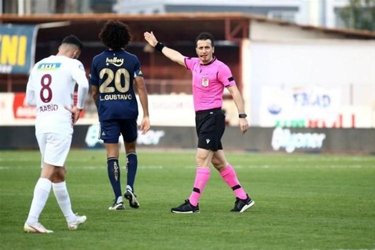 Suat Arslanboğanın büyük ihtimalle saçında boncuk var. Ligin kaderini değiştirecek maçlarda düdük çaldı sonra ordan alındı TFF 1. Ligin düğüm maçında düdük çaldı. Geçtiğimiz günlerde de ona görev verdiler.