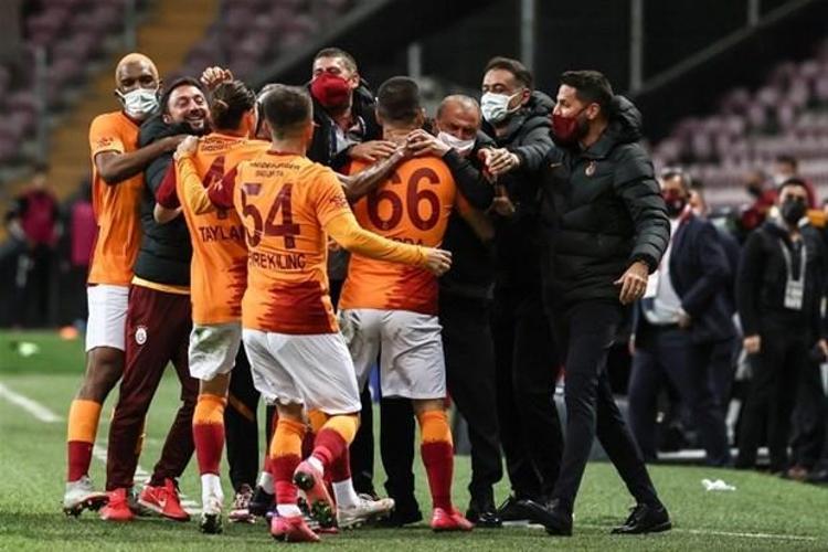 Bir başkan hele ki G.Saray başkanı gibi bürokrasiden gelen bir başkan sizin düşündüğünüzü düşünmeyecek kadar aptal mı Adım gibi tahmin ediyorum bu başkan bu yaptığı ikazları gerekli zamanlarda hem teknik ekibe hem oyunculara yapmıştır. Neticeyi alamayınca da bakmıştır ki artık başka çıkış noktası yok, gemileri yakmıştır.