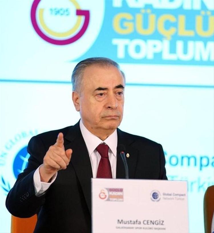 Tarih 14 Nisan... G.Saray Başkanı bir açıklama yapıyor, futbolcular için söylediği şunlar: Galatasarayın ayağa kalkması gerekiyor. Özellikle futbolcuların haysiyet ve şereflerini hatırlamaları gerekiyor. Ölümüne mücadele etmeleri gerekiyor. Ben orada çıldırıyorum, futbolcular nerede o zaman Futbolcularımız bunu neden yapmıyor Adamın ipinde değil...